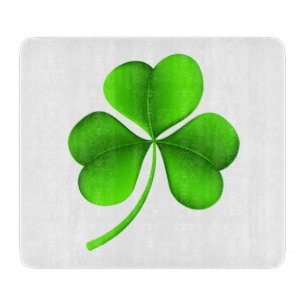 Kleeblatt auf weißer Seite Schneidebrett