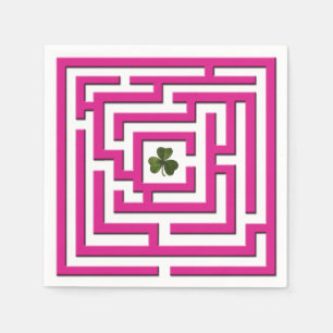 Kleeblatt in der rosa Labyrinth-Herausforderung Serviette