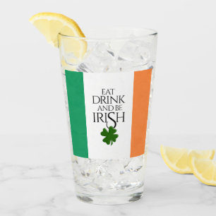 Kleeblatt isst trinken und irische Flagge führen Glas