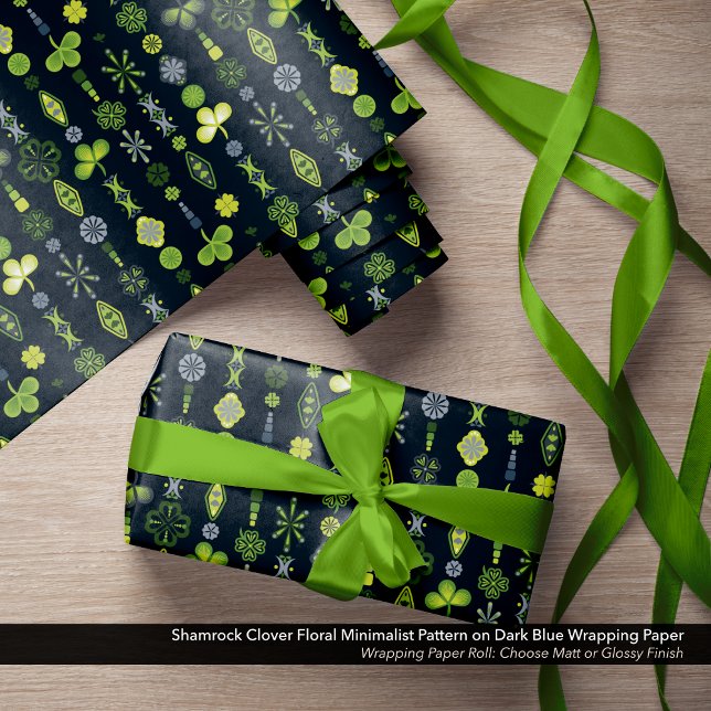 Kleeblatt Kleber Blumenmuster Minimalistisches Mus Geschenkpapier (Shamrock, Clover, and Floral Minimalist Pattern Dark Blue Wrapping Paper)