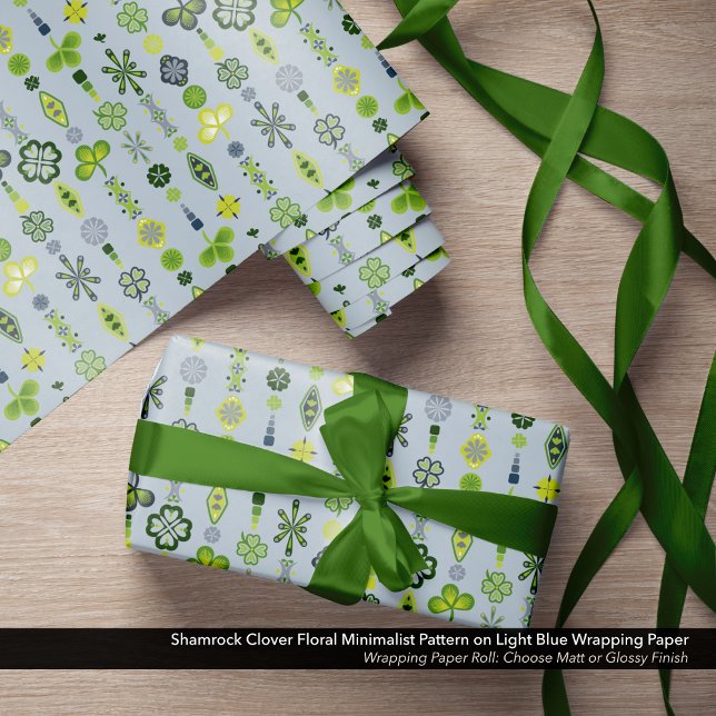 Kleeblatt Kleber Blumenmuster Minimalistisches Mus Geschenkpapier (Shamrock, Clover, and Floral Minimalist Pattern Dusty Blue Wrapping Paper)