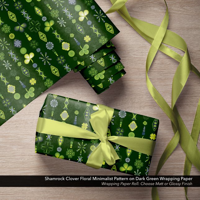 Kleeblatt Kleber Blumenmuster Minimalistisches Mus Geschenkpapier (Shamrock, Clover, and Floral Minimalist Pattern Dark Green Wrapping Paper)