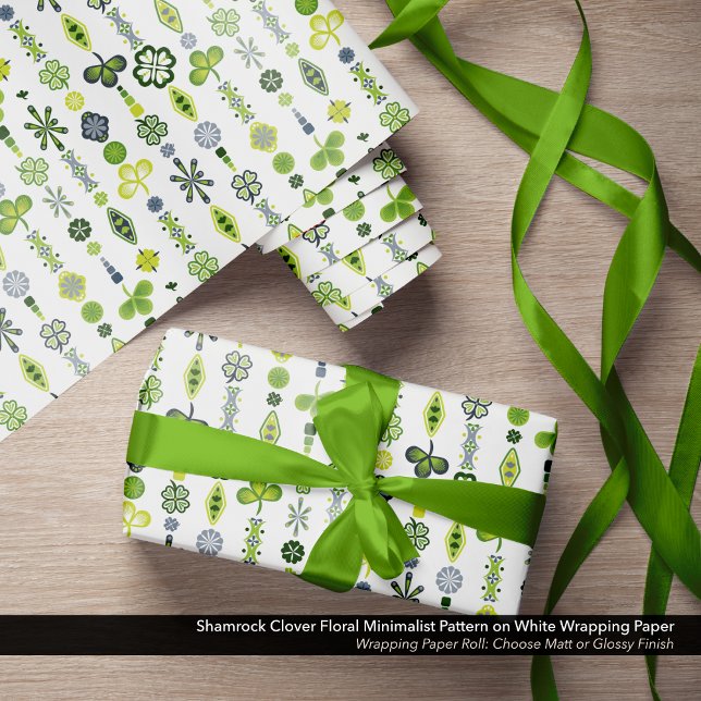 Kleeblatt Kleber Blumenmuster Minimalistisches Mus Geschenkpapier (Shamrock, Clover, and Floral Minimalist Pattern White Wrapping Paper)