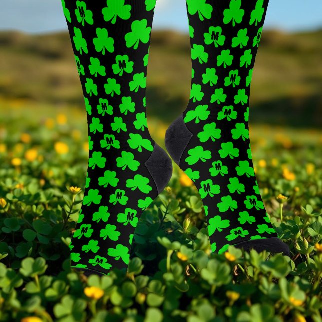 Kleeblatt Monogram Black St Patrick's Day Socks Socken (Let your feet have the luck of the Irish this St Patrick's Day in a pair of shamrock socks.)