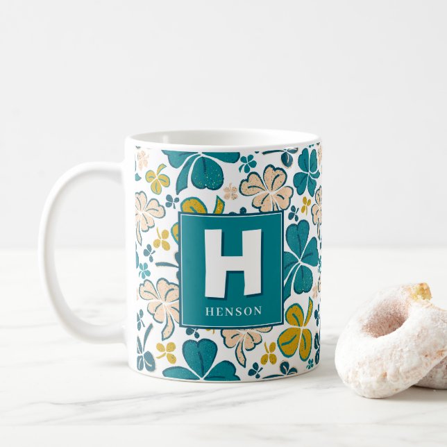 Kleeblatt-Monogramm St. Patrick`s Day Kaffeetasse (Mit Donut)