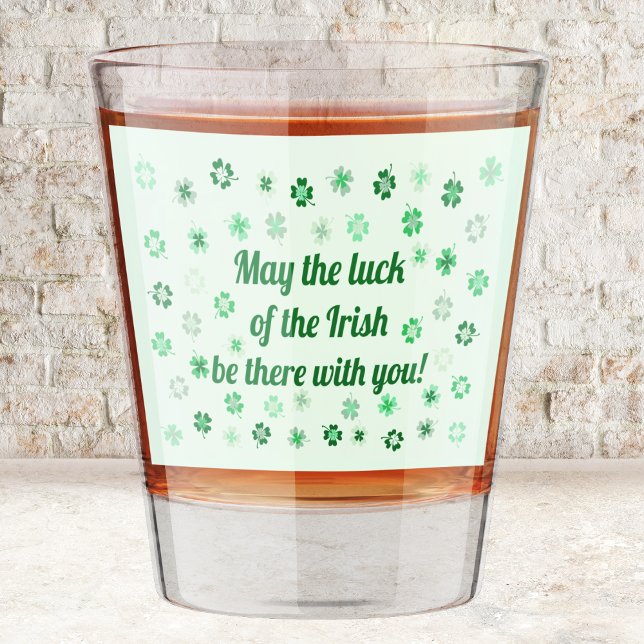 Kleeblätter 4-blättrige Klee auf hellgrün Schnapsglas (Shamrocks 4-leafed clovers on light green shot glass by Leapfroglisics Shop)