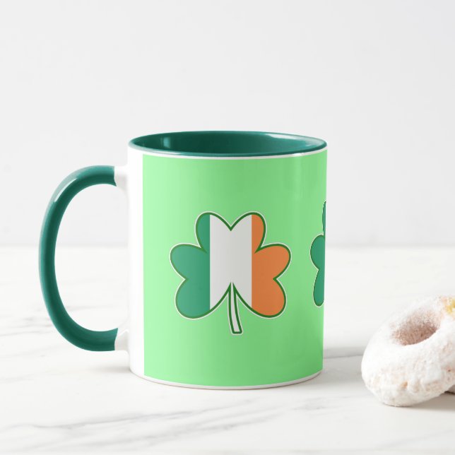 Kleeblätter für die Farbe irischer Flaggen Tasse (Mit Donut)