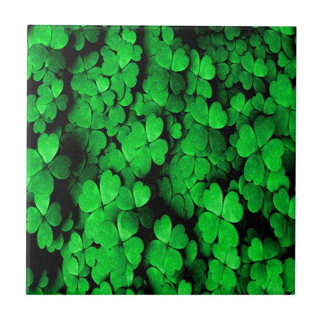 Kleeblätter und Herz St. Patrick's Day Green Fliese (Vorderseite)