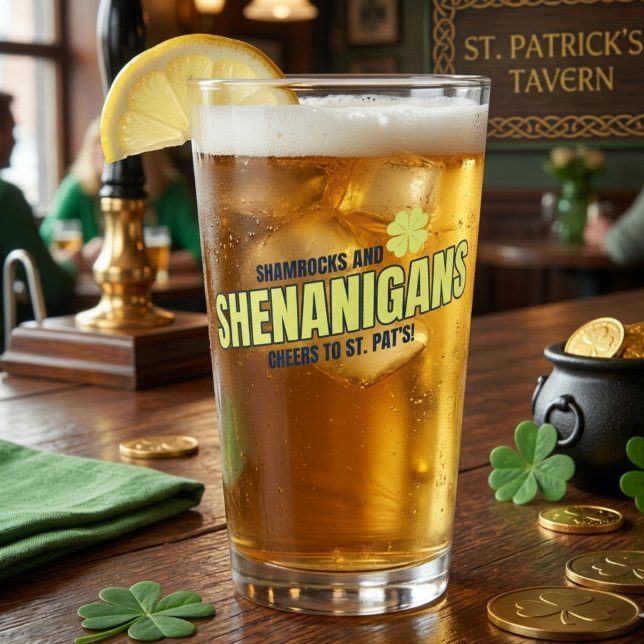 Kleeblätter und Schabernack St. Patrick's Day Pint Glas (Von Creator hochgeladen)
