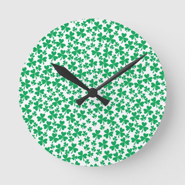 Kleeblätter zum St. Patrick's Day Runde Wanduhr (Vorderseite)