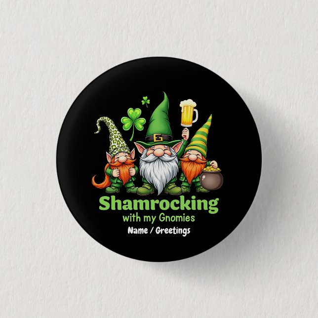 Kleeblattfeier mit meinen Gnomies Lustiges St. Pat Button (Vorderseite)