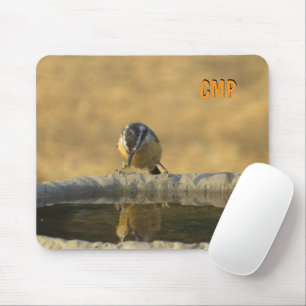 Kleiber betrachtet Spiegelbild im Vogelbad Mousepad