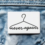 Kleiderhanger nie wieder Pro Choice Button<br><div class="desc">Machen Sie mit diesem witzigen T - Shirt "Cloth Hanger Never Again Pro Choice" eine kühne Aussage! Dieser Tee ist perfekt für diejenigen, die gewollt haben, sich für die reproduktiven Rechte mit Stil einzusetzen, und bietet eine minimalistische, Line-Art-Illustration eines Stoffhalters, der das Auge einnimmt, da er die Stärkung des Körpers...</div>