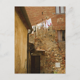 Kleidung, die auf einer Wäscheleine zum Trocknen a Postkarte