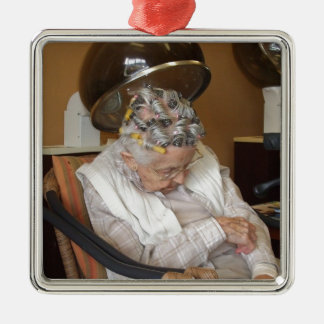 Kleine alte Dame, die unter Haartrockner schläft Ornament Aus Metall