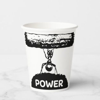 Kleine Ameise auf dem Rasen mit einem Baumstamm. Pappbecher