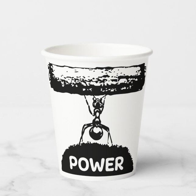 Kleine Ameise auf dem Rasen mit einem Baumstamm. Pappbecher (Vorderseite)