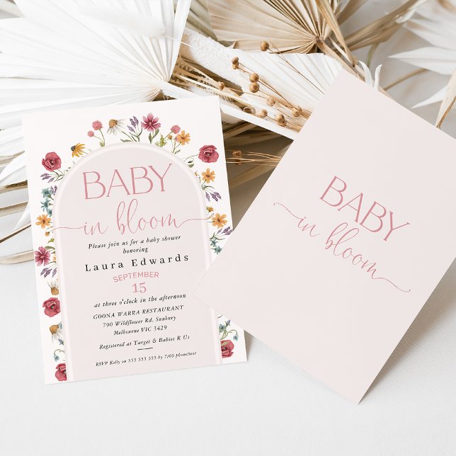 Kleine Arch Wildblume Babydusche Einladung (Modern wildflowers baby in bloom baby shower invitation featuring a blush colored arch and flowers.)