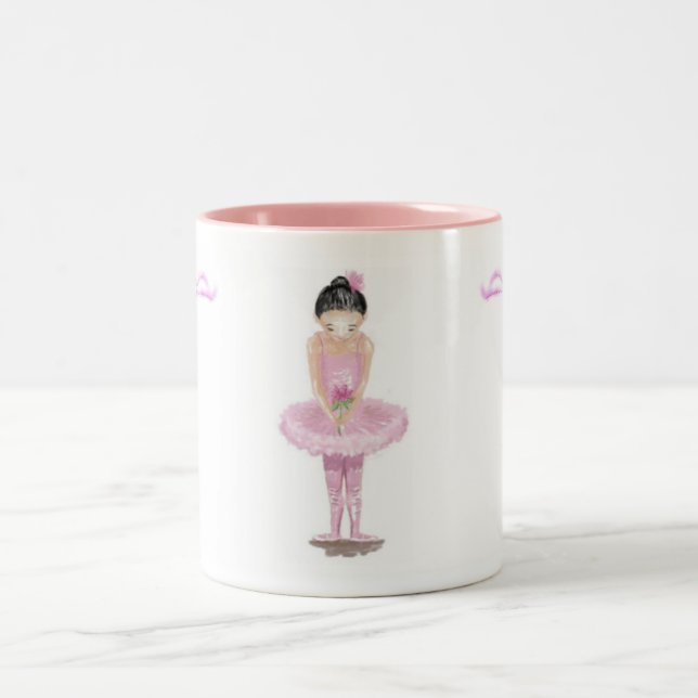 Kleine Ballerina im rosa Tutu, der Rosen-Tasse Zweifarbige Tasse (Mittel)