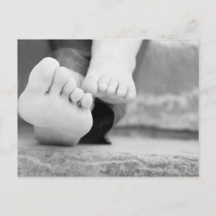 Kleine Beine des Kindes und seiner Mutter Postkarte