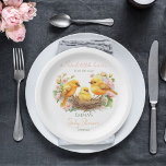Kleine Birdie Schlüpfen bald Frühlingshaube Pappteller<br><div class="desc">Kleine Birdie Schlüpfen bald Frühling Babydusche Template Teller personalisiert Babydusche Geschirr,  Paar niedliche gelbe Kanarienvögel mit einem Schlüpfchen in einem Nest mit Frühling Blüten Baby Dusche Party Papier Teller</div>