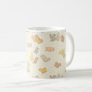 Kleine Birdies und Federn auf beige - Muster. Kaffeetasse