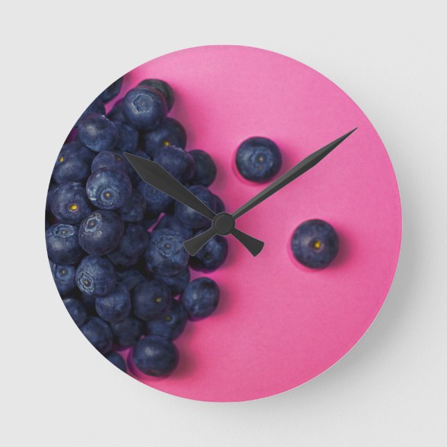 Kleine Blaubeerglücklicher rosa Hintergrund - Runde Wanduhr (Vorderseite)