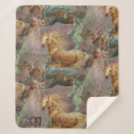 Kleine Blonde Girl in Pastellrosa Kleid mit Pferd Sherpadecke