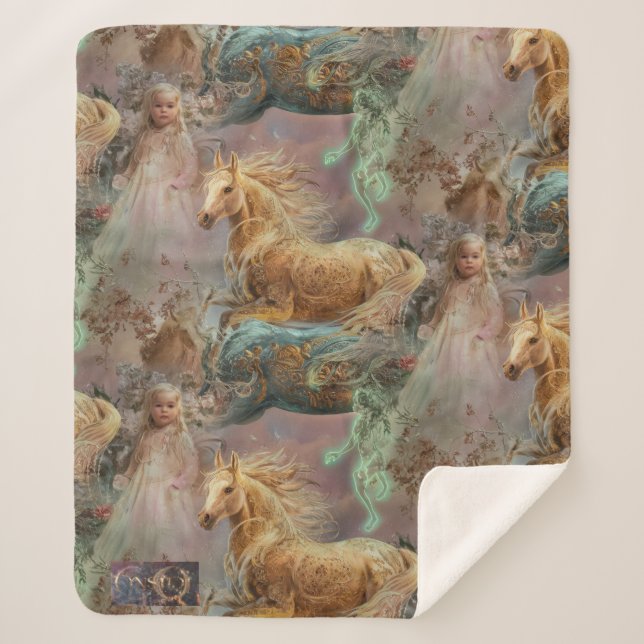 Kleine Blonde Girl in Pastellrosa Kleid mit Pferd Sherpadecke (Vorderseite)