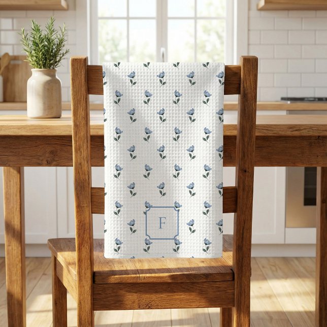 Kleine Blumen-Wasserfarbe Blaue Blumen-Monogramm  Geschirrtuch (Petite Fleur Monogram Kitchen Towel)