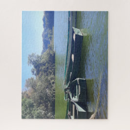 Kleine Boote entlang eines grünen Ufers Puzzle