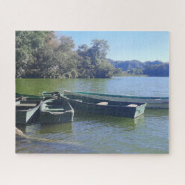 Kleine Boote entlang eines grünen Ufers Puzzle