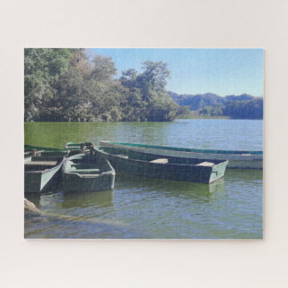Kleine Boote entlang eines grünen Ufers Puzzle