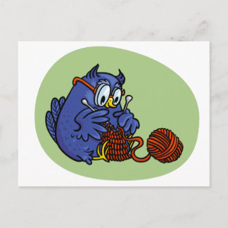 Kleine Eule strickt einen Schal Postkarte