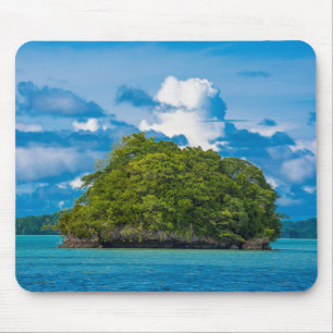 Kleine Felseninsel umgeben von Ozean Mousepad