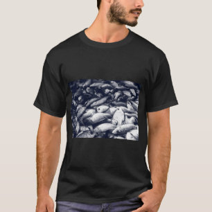Kleine Fische aus dem Teichfischen auf einem Haufe T-Shirt