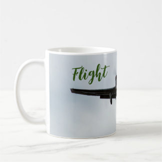 Kleine Flugzeuge mit grüner Flugzeit Kaffeetasse