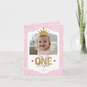 Kleine Frau zum Geburtstag nach der Einladung
