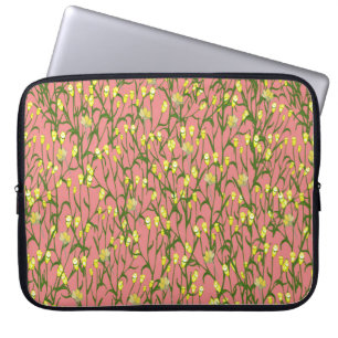 Kleine gelbe Blumen und Äste auf einem rosa Rücken Laptopschutzhülle