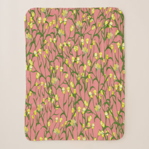 Kleine gelbe Blumen und Äste auf einem rosa Rücken Sherpadecke