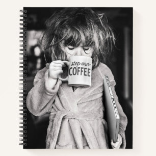 Kleine Girl Drink Kaffee Notizbuch