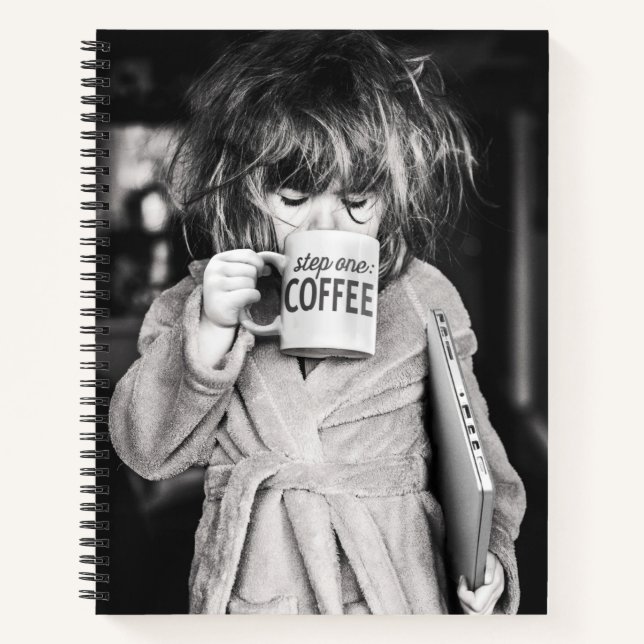 Kleine Girl Drink Kaffee Notizbuch (Vorderseite)