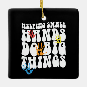 Kleine Hände dabei zu unterstützen, große Dinge im Keramikornament