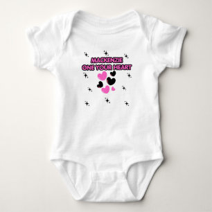 KLEINE HERZENSBRECHERIN, WEISSE 1. GEBURTSTAGSFEIE BABY STRAMPLER