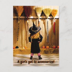 Kleine Hexe wählt einen Besen Einladungspostkarte