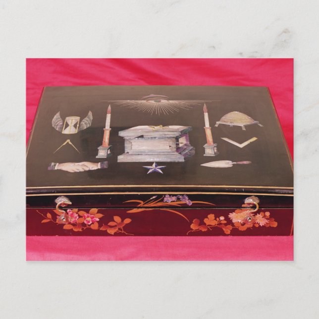 Kleine Holzkiste mit Symbolen der Freimaurerei Postkarte (Vorderseite)