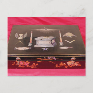 Kleine Holzkiste mit Symbolen der Freimaurerei Postkarte