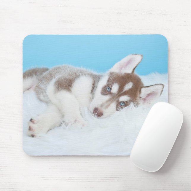 Kleine Husky-Welpe, die auf der Decke spielt Mousepad (Mit Mouse)
