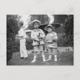 Kleine Jungen mit Spielzeug, 1915 Postkarte