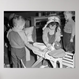 Kleine Krankenschwester, 1943. Vintage-Foto Poster